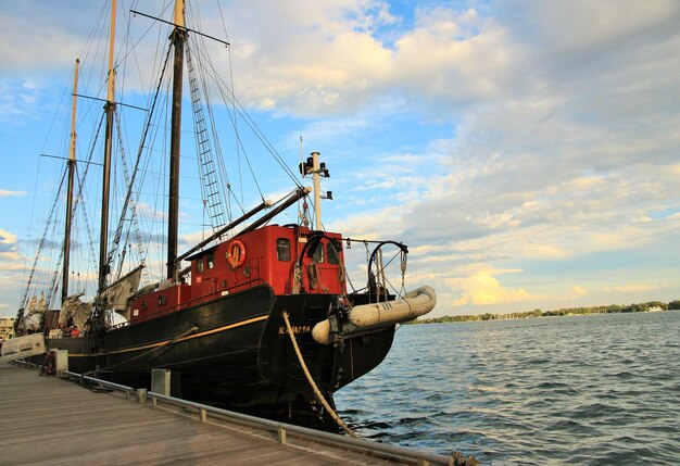 Foto schip aan de kade tegen bewolkte lucht