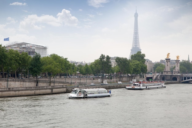 Schip Bateaux Parisiens op de rivier de Seine, Parijs