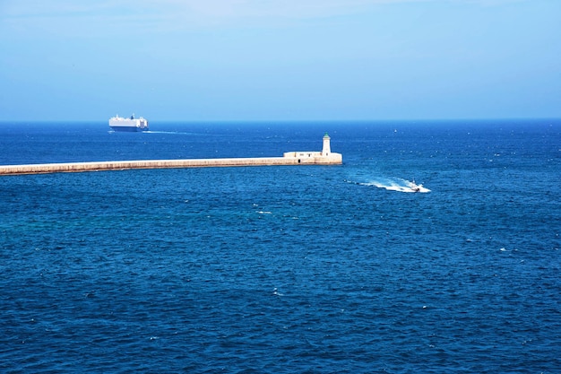 Schip bij Golfbrekers van St Elmo in Grand Harbour, Valletta, Malta