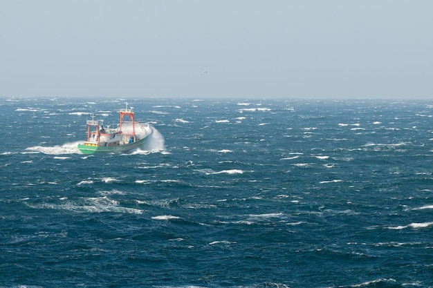 schip in de grote golven van de storm in de Noordelijke IJszee