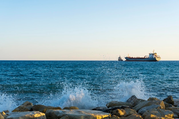 Schip in de Middellandse Zee voor de kust van Cyprus