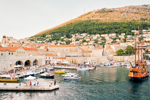 Schip in de oude haven en mensen in de Adriatische Zee in Dubrovnik, Kroatië.