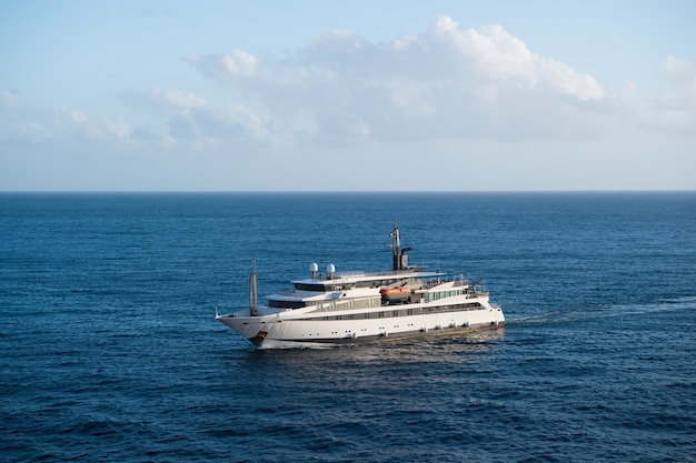 Schip in oceaan in Bridgetown, Barbados. Zeereis op schip. Reizen per schip. Ontdekking en avontuur. schip vervoer in het water. Lange reis.