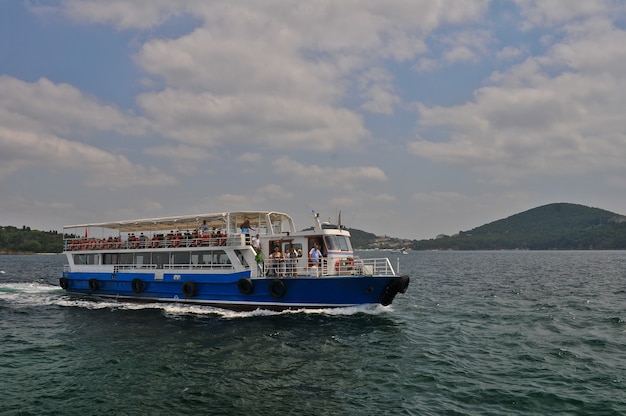 Schip in open zee met passagiers in navigatieperiode