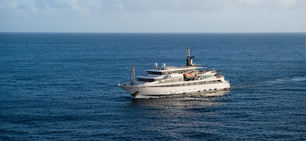 Schip in zee in Bridgetown, Barbados. Zeereis. Ontdekking en avontuur. Zeereis op schip. Wanderlust naar zeereis op passagiersschip.