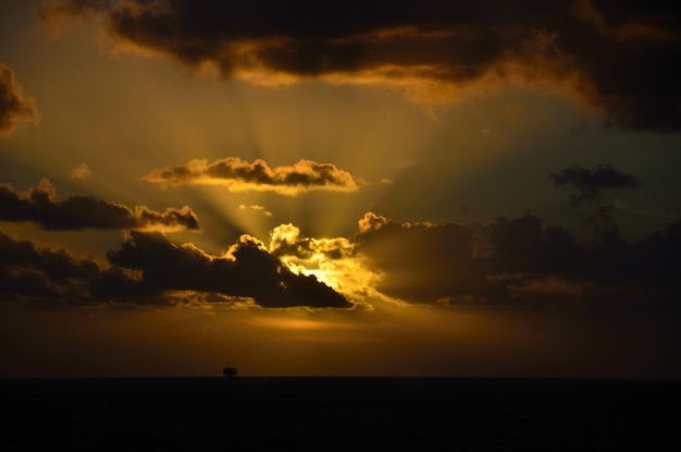 Schip met zonsondergang op zee