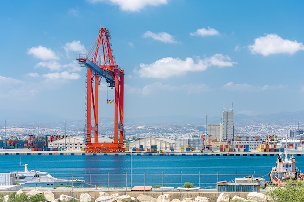 Schip naar walbrugkraan en containermagazijn in de vrachthaven van Limassol, Cyprus