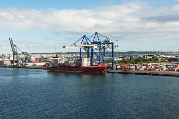 Schip onder lossen in haven