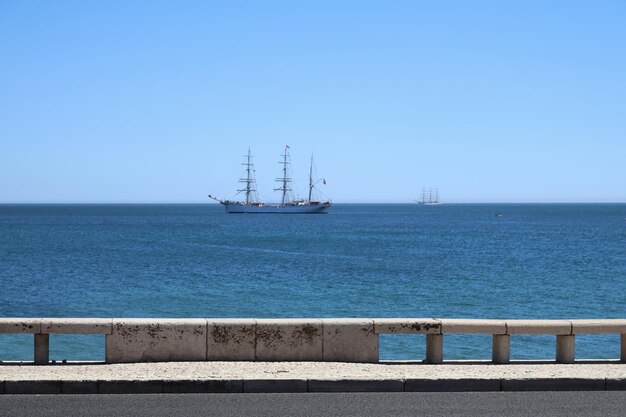 Foto schip op zee tegen een heldere lucht gezien vanaf de promenade