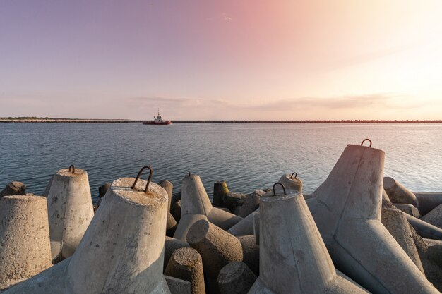 Schip-sleepboot gaat in volle zee om vrachtschip naar haven te slepen