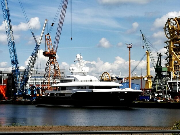 Foto schip verankerd in de haven tegen de lucht