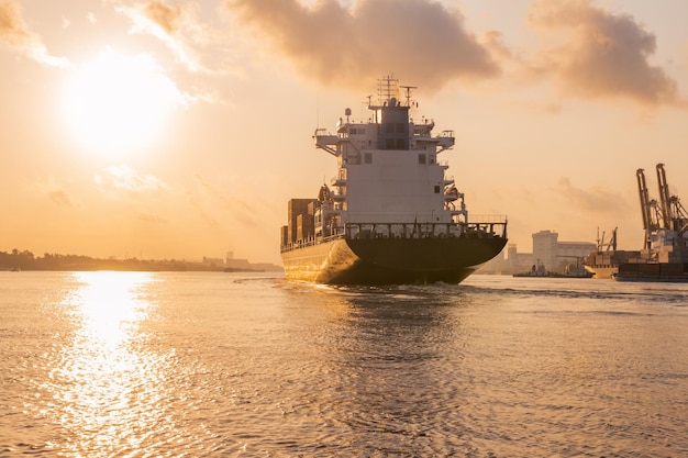 Schip zeilt in de zee tegen de hemel tijdens de zonsondergang