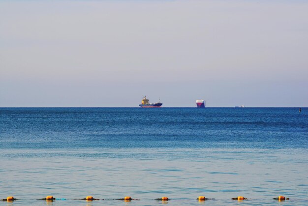 Foto schip zeilt in de zee tegen de lucht