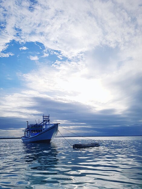 Foto schip zeilt in de zee tegen de lucht