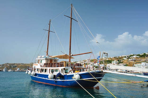 Schipschoener afgemeerd in havenhaven van het eiland mykonos, griekenland