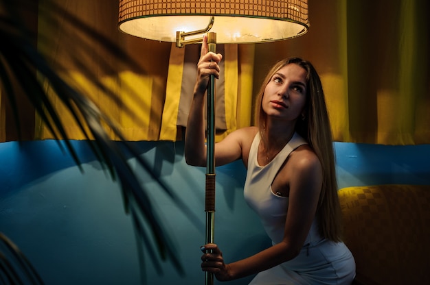 Foto schitterend meisje poseren met stijlvolle vloerlamp