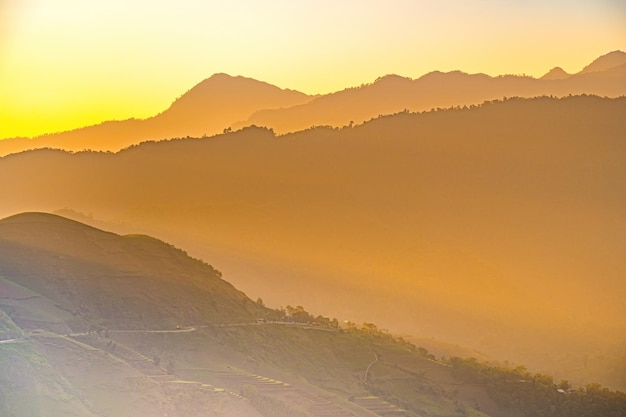 Schitterend panoramisch panorama van de sterke zonsopgang met zilveren voering en wolk aan de oranje lucht Panoramisch uitzicht op bergen herfstlandschap met mistige heuvels bij zonsopgang