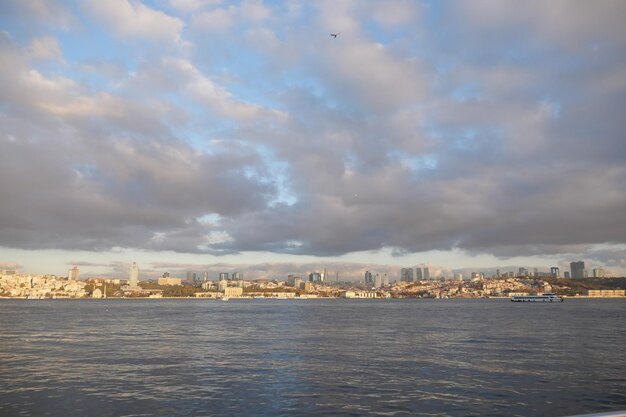Schitterend stadsbeeld reflectie over rustig water onder dramatische bewolkte lucht