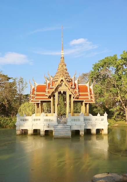 Schitterend thais paviljoen in oude stijl op de vijver van suanluang king rama ix park bangkok thailand