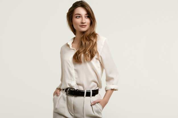 Schitterend vrouwelijk donkerbruin model in witte kleren