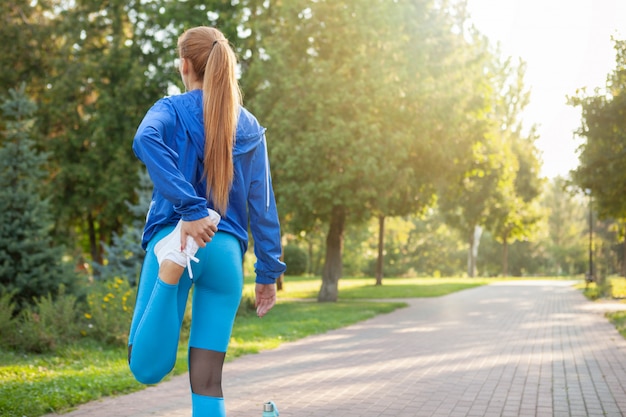 Schitterende atletische vrouw die in het park in de ochtend uitwerkt