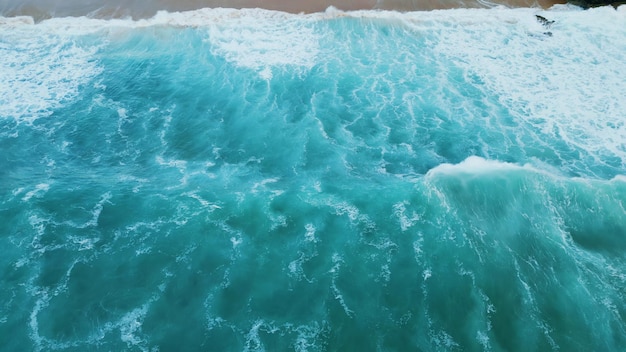 Schitterende golven die aan de kust breken, de golven van de oceaan die naar het strand rollen.