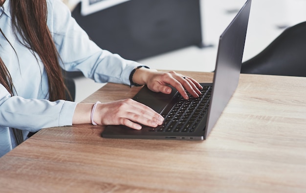 Schitterende jonge vrouw die van huis met haar laptop dicht omhoog mening werkt