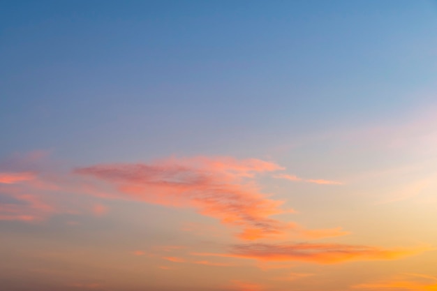 Schitterende panoramische schemeringhemel en wolk bij de afbeelding van de ochtendachtergrond, Dramatische zonsondergang en zonsopganghemel, Vurige oranje zonsonderganghemel, Mooie hemel.