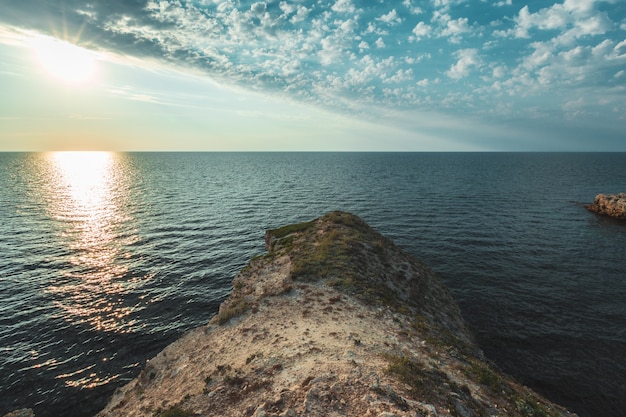 Schitterende vakantiebestemming strand zonsopgang en zeekliffen