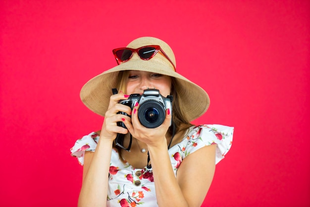 Schitterende vrouw die foto met digitale camera neemt