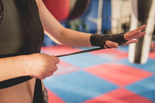 Schitterende vrouw, mma vechter in gymnastiek tijdens opleiding. Voorbereiding op een wedstrijd met harde kooien