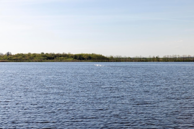 Schittering van zonlicht op het oppervlak van het meerwater