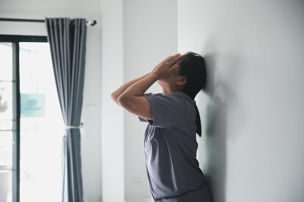 Foto schizofrenie met eenzaam en verdrietig in de geestelijke gezondheid depressie concept depressieve vrouw die tegen een donkere kamer staat en zich thuis ellendig voelt vrouwen zijn depressief, angstig en ongelukkig