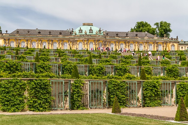 Фото schloss sanssouci в потсдаме, германия