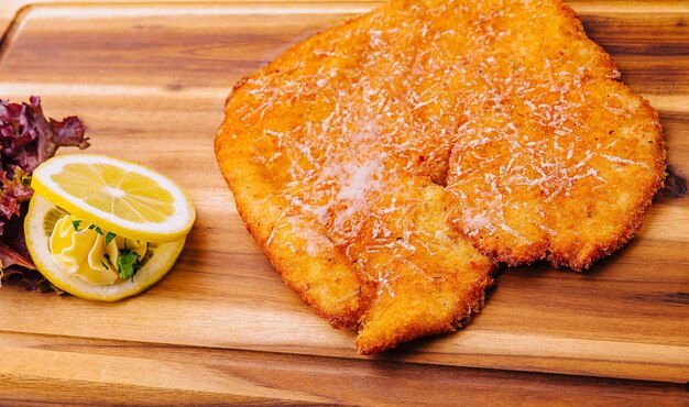 Schnitzel met salade op een bord