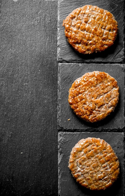 Schnitzels op stenen steunen