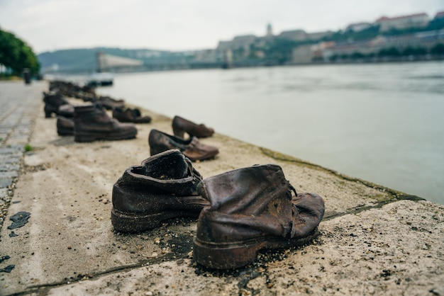 Schoenen aan de Donauoever - Monument als gedenkteken voor de slachtoffers van de Holocaust in Boedapest, Hongarije - nov 2021. Hoge kwaliteit foto