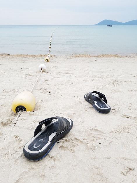 schoenen aan het strand