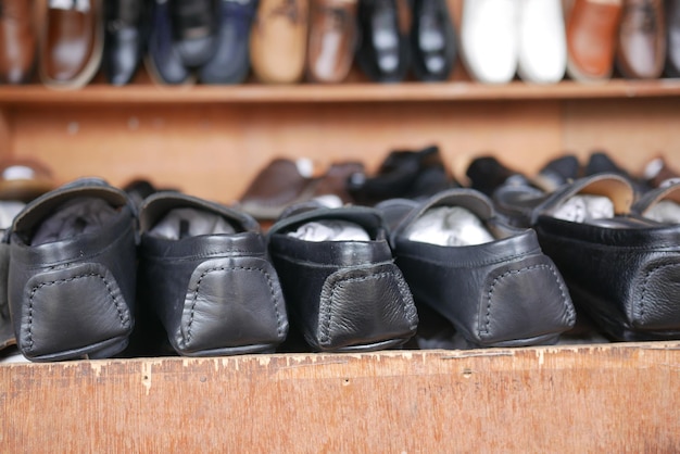 schoenen in de schappen van de plaatselijke winkel in dhaka