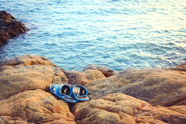 schoenen op de rots met zeewater achtergrond