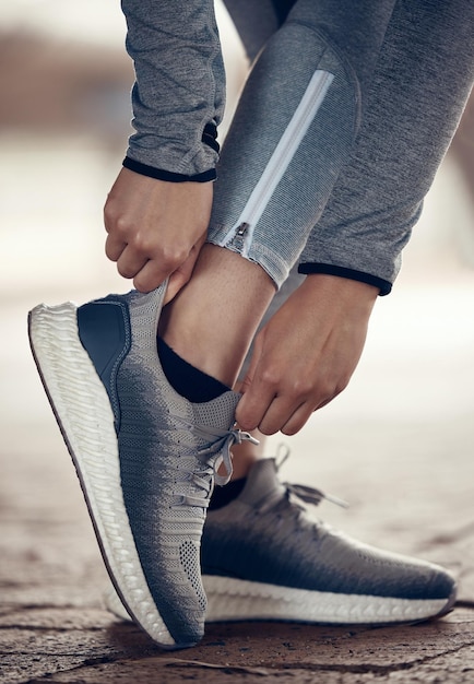 Schoenen voor hardloopvrouw en hightech modern schoenontwerp voor snelheids- of uithoudingstraining voor fitnessprestaties Sportatleet start buiten stadsrennen en zomercardiorace voor oefeningen in de stad