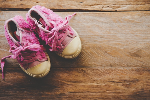 Schoenen voor kinderen op houten vloer