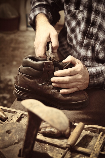 Schoenmaker op het werk