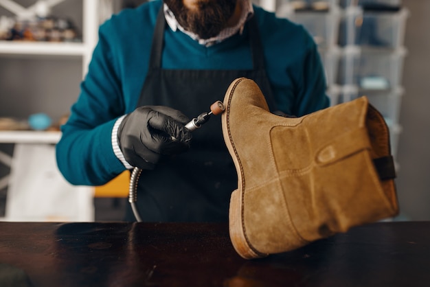 Schoenmaker scherpt de schoenzool, schoenen repareren