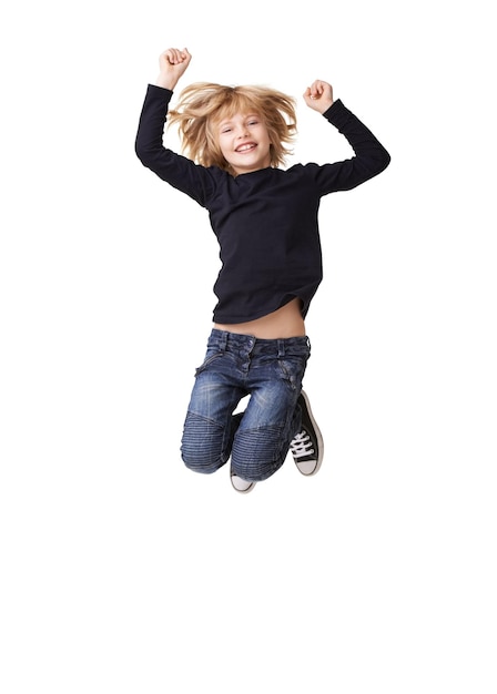 Foto scholen uit portret van een mooi klein meisje glimlachend en springend met opgeheven armen in de lucht tegen een witte achtergrond