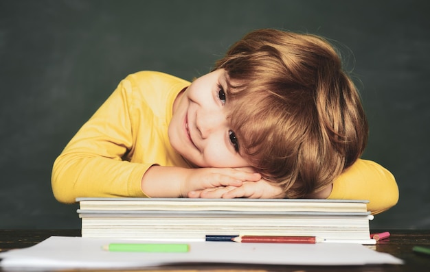 Scholier Lerarendag Klaslokaal Hard examen Schoolkinderen tegen groen krijtbord Thuis leren S