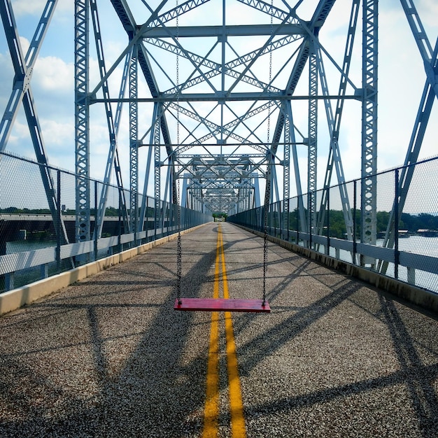 Foto schommel die over een overdekte brug hangt