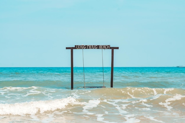 Schommel op het strand bij het strand van Kohrong Samloem in Cambodja