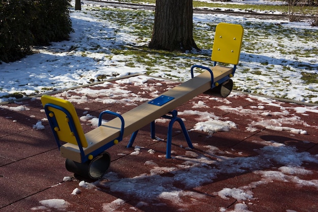 Schommel voor kinderen in een openbaar park Schommelbalancer