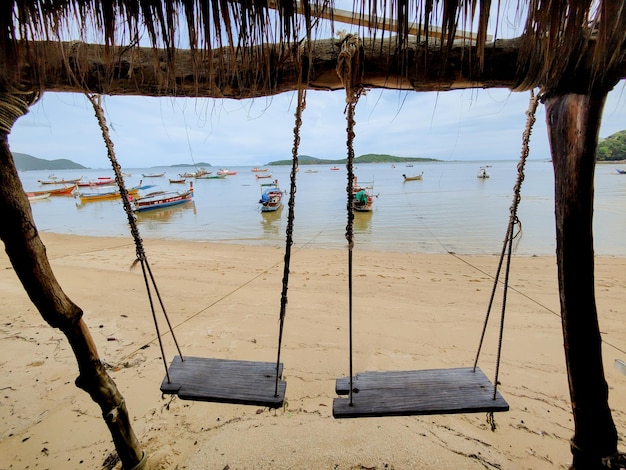 Schommels op het strand bij het eiland van Thailand